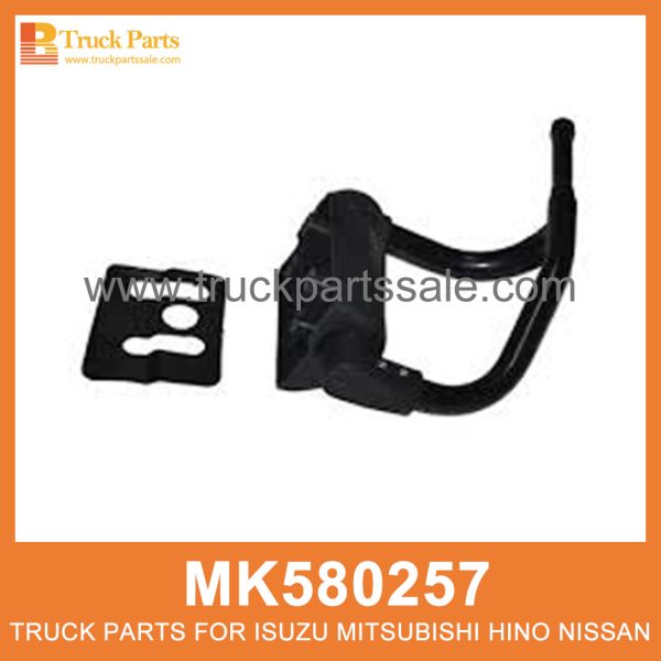 Bracket Right Outside Mirror Narrow Cab MK580257 for Mitsubishi truck Soporte justo afuera del espejo de la cabina estrecha قوس خارج مرآة الكابينة الضيقة مباشرة